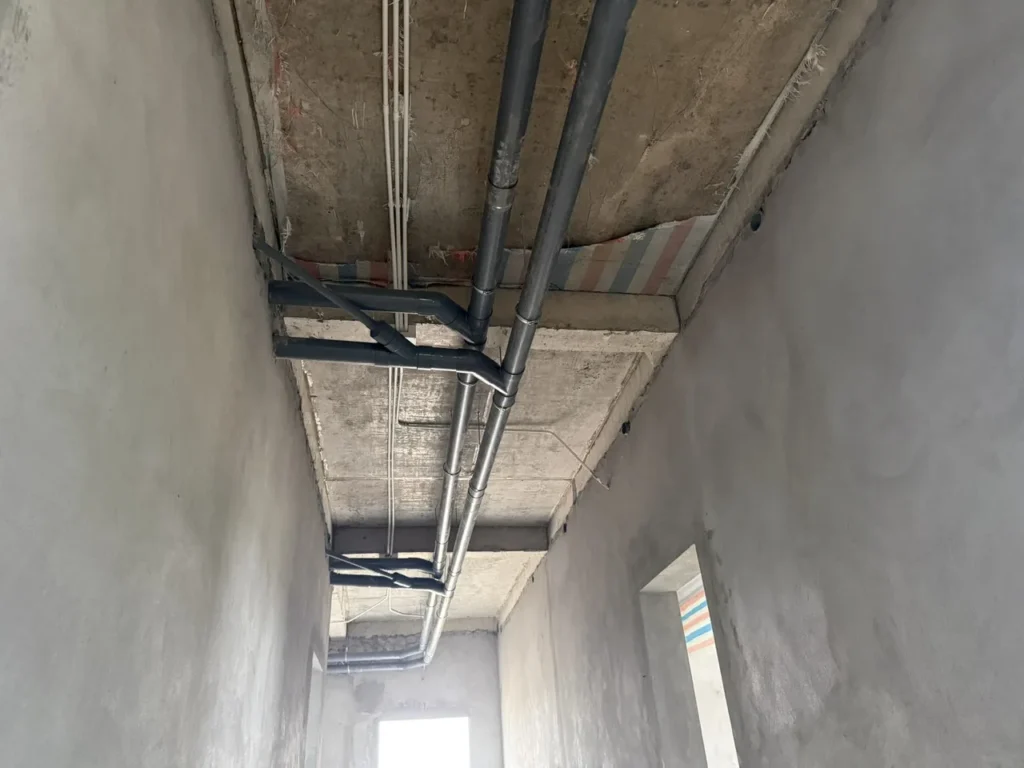 Hệ thống đường ống kỹ thuật đi trên trần nhà điều hành.